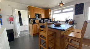 THE PENTHOUSE Top Floor Apartment with Bay Views, Large Balcony & Onsite Parking - Image 2