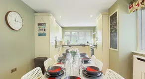 Spacious 4 Bedroom House with Parking - Image 5