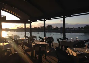 Burnett Riverside Hotel - Image 2