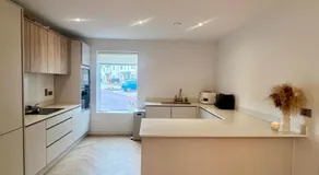Stylish SuperKing and King Ensuite Bedrooms in Dublin-Free Parking- 15 min Airport - Image 2