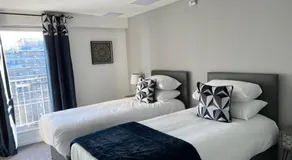 Modern & Spacious 2 bed Merchant City Apart-High St - Image 2