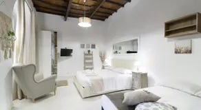 White Ostilia Guesthouse - Image 2