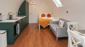 Bumblebee Glamping Pod - Image 2