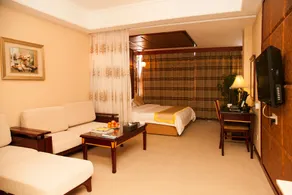 Dalian Nocturnal City Hotel - Image 1