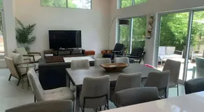 Stunning Modern Home w Pool and Hot Tub in DT - Image 4