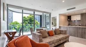 Modern 2 Bedroom Apartment with Parking South Brisbane - Image 4