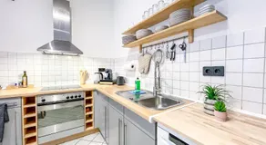 Ferienwohnung im Zentrum mit Infrarotkabine, kostenfreier Tiefgarage, Kingsize Betten und Balkon - Image 5