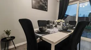 Park View House - Spacious 3 Bed Home in Burton - Image 2