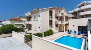 Villa Royal 2 with a pool - Image 4