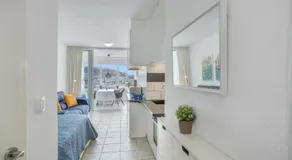 Studio avec terrasse, internet haut débit et piscine | Vue ville - Image 2