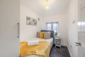 Chic and Comfy 4 Bedroom Stay Baylis Road - Image 3