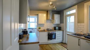 Spacious Bromley Home w Parking available and Outside Dining - Image 4