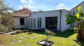 Bright house with garden - Image 5