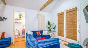 Vibrant Cottage with Parking Long Stays - Image 2