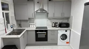 3 Bedroom Home Near Tube Station Easy London Access Peeams Abode Borehamwood - Image 3