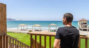 בית חוף מושלם עם גקוזי ומרפסת - Beachside Bliss W jacuzzi - Image 3