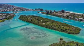 Waterfront retreat with kayaks, walk to the beach - Image 4