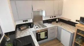 Spacious 4 Bed Maisonette close to Salford Quays and Manchester with Smart TVs and Netflix perfect for families and contractors - Image 2
