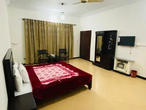 Lux Lounge Guest House - Image 5
