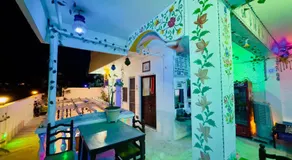 Hotel White House - A Family Homestay - Image 5