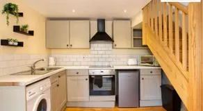 Spacious 1bed - 2 Floors - Located on the River Side and close to Town Centre - Free Parking - Image 3