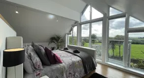 5 Bed House-Sleeps 14-Hot Tub-Bar-Garden-Parking - Image 1