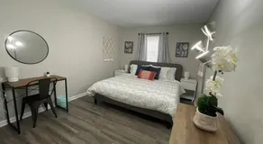 * Prime Place * Pet Friendly * King Bed * - Image 2