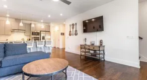 6 Bedroom Quiet Townhome! 6min to Airport & 15min to Downtown! - Image 2