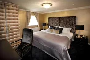 St James Hotel - Image 4