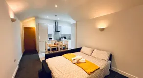 Stylish 1 Bedroom Flat in the Heart of Staines - Image 2