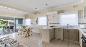 Fish Cottage Ulladulla - Linen not supplied - 3 bedroom house - sleeps 8 - pet friendly - Image 2