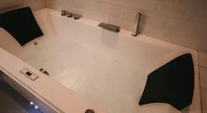 Ultimate Comfort ! Jacuzzi & Sauna. - Image 4