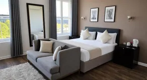 Park Hotel & Apartments - Image 2