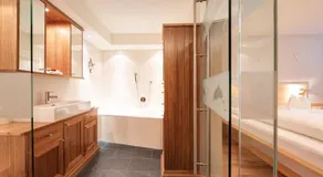 Suite, shower and bath, toilet - Image 2