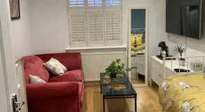 Stylish Modern Studio, Mock Georgian House, Heart of Trendy Hackney & London - Image 2