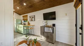Vista Verde Farm Retreat - Stylish Cabins Nearby Springs - Image 3