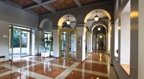 GRAND HÔTEL Golden Square 3 min to Beach Green Corridor View AC - Image 3