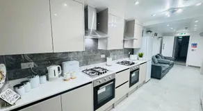 Letza House - Private En-Suite Rooms near Cardiff City Centre - Image 5