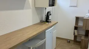 chambre avec salle de bain et coin kitchenette - Image 4