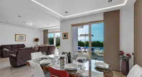 Maison avec jardin, barbecue et piscine privée - Image 2