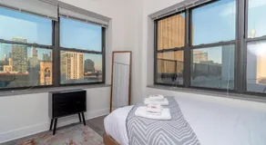 McCormick Place 3BR Luxury Penthouse Duplex with Personal Rooftop and Optional Parking for 8 guests in Chicago South Loop - Image 2