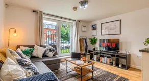 2BR Manchester Flat - Free Parking - Old Trafford - Weekly Rates - Image 2