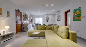 Rare Find -Top floor 3BR Unit with common pool and close to the beach by SF HOMES - Image 5