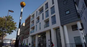 Elegant Clerkenwell Apartment with Balcony and Lift near Barbican - Image 3
