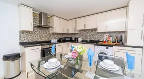 Spacious Flat with Patio & Parking in city centre - Image 2