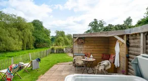 Apple Blossom -Shepherd Hut, Hot Tub, Wood Burner - Image 5