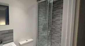 Large 6 Bed 6 Bathroom House - Ideal For Families, Large Groups, Contractors & Business Travellers - Image 2