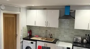 Modern Studio in Newport City Centre Free Parking & WiFi Sleeps 2 - Image 4