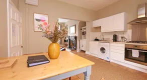Fifth Quarter Apartment with Free Parking - Image 2