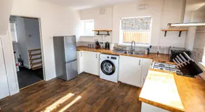 3 Bed Home - Sleeps 8 - Stoke City fc - Parking - Image 3